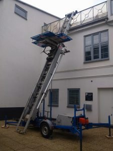 Flyttelift henter ting på anden etage